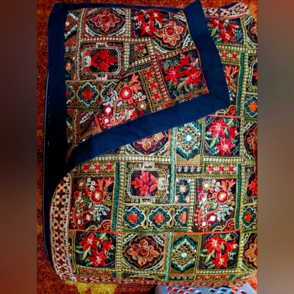 Hand-embroidered shawls - Picture 1 of 8